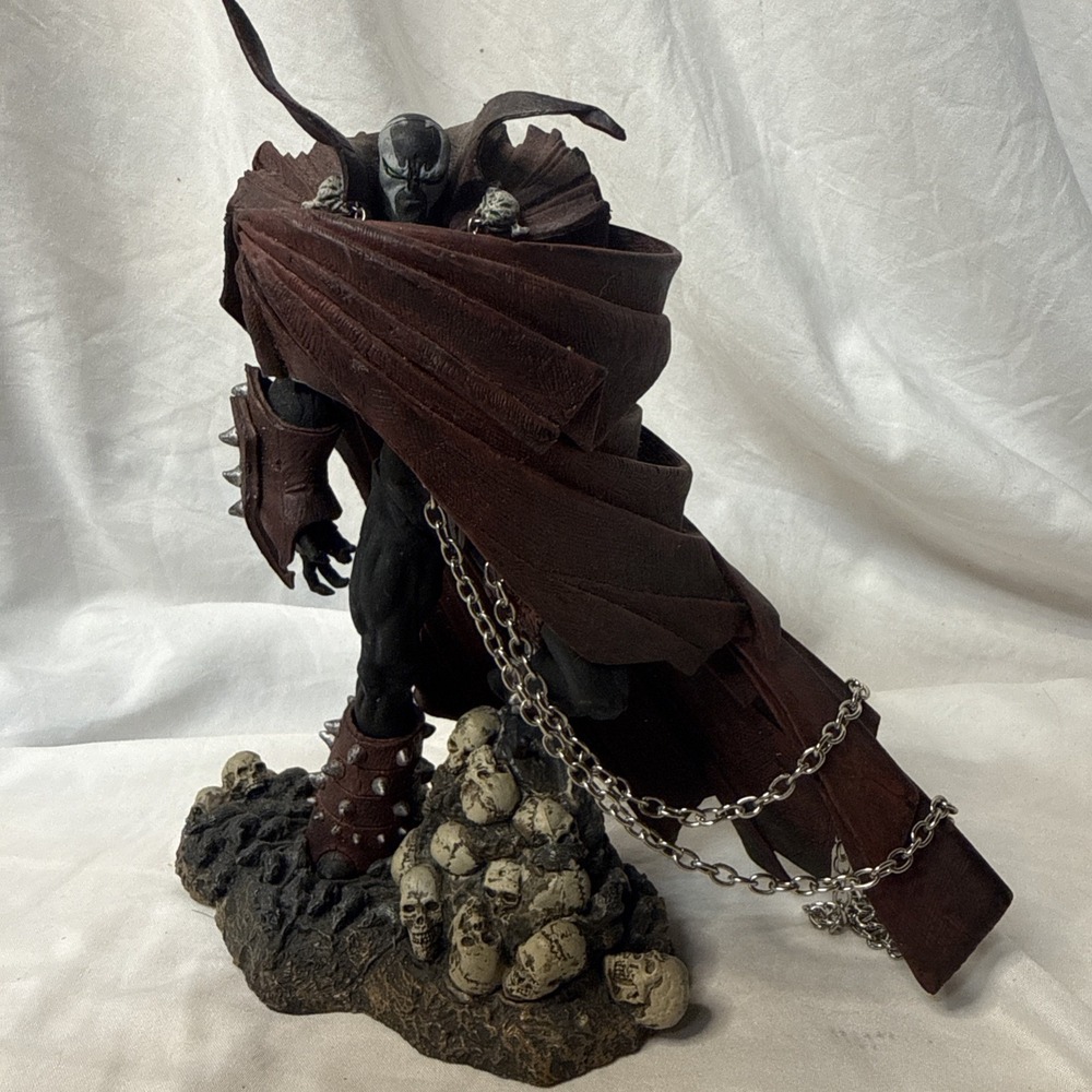 SPAWN  2000 Spawn V  Figure McFarlane Classic Series 17 Base Chains Cape
